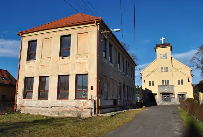 Budova školy a evanjelický kostol v Liptovskom Petri