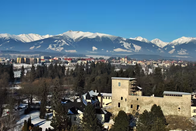 Zasnežené Západné Tatry nad Liptovským Hrádkom