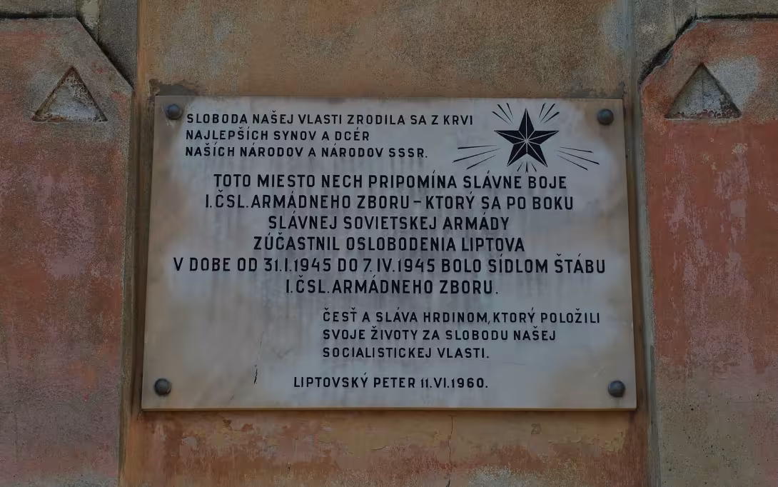 Pamätná tabuľa na budove školy