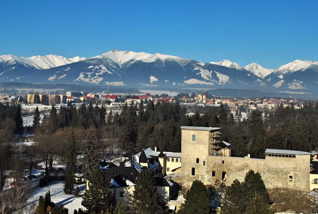 Zasnežené Západné Tatry nad Liptovským Hrádkom